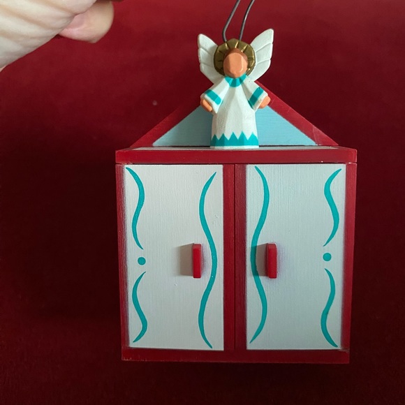 LIKE NEW rare Hallmark Collector’s Series Miniature Crèche handcrafted ornament - Picture 2 of 6